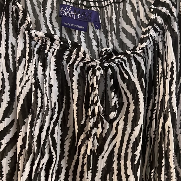 Beautiful Miley/Max  top very Comfortable - Picture 3 of 3